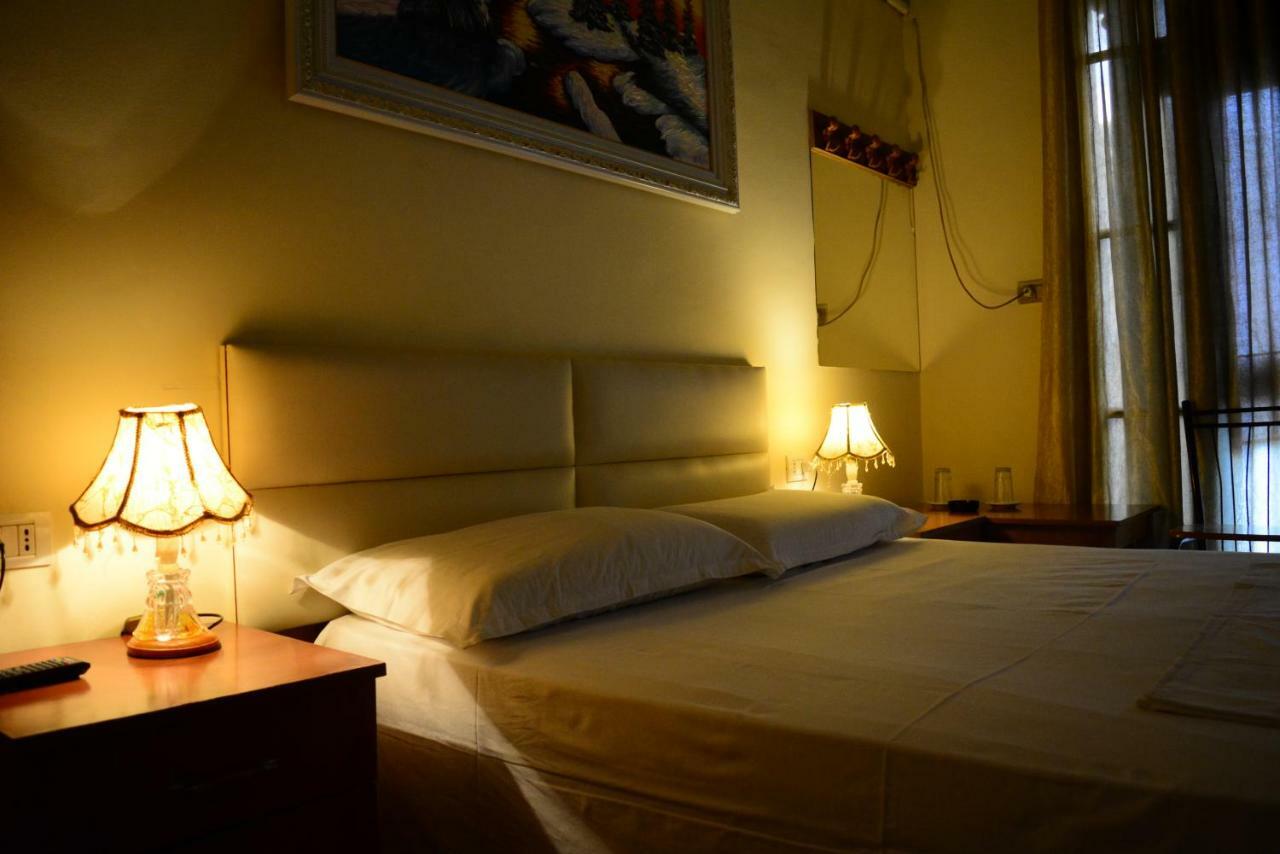 Hotel Republika Tirana Extérieur photo