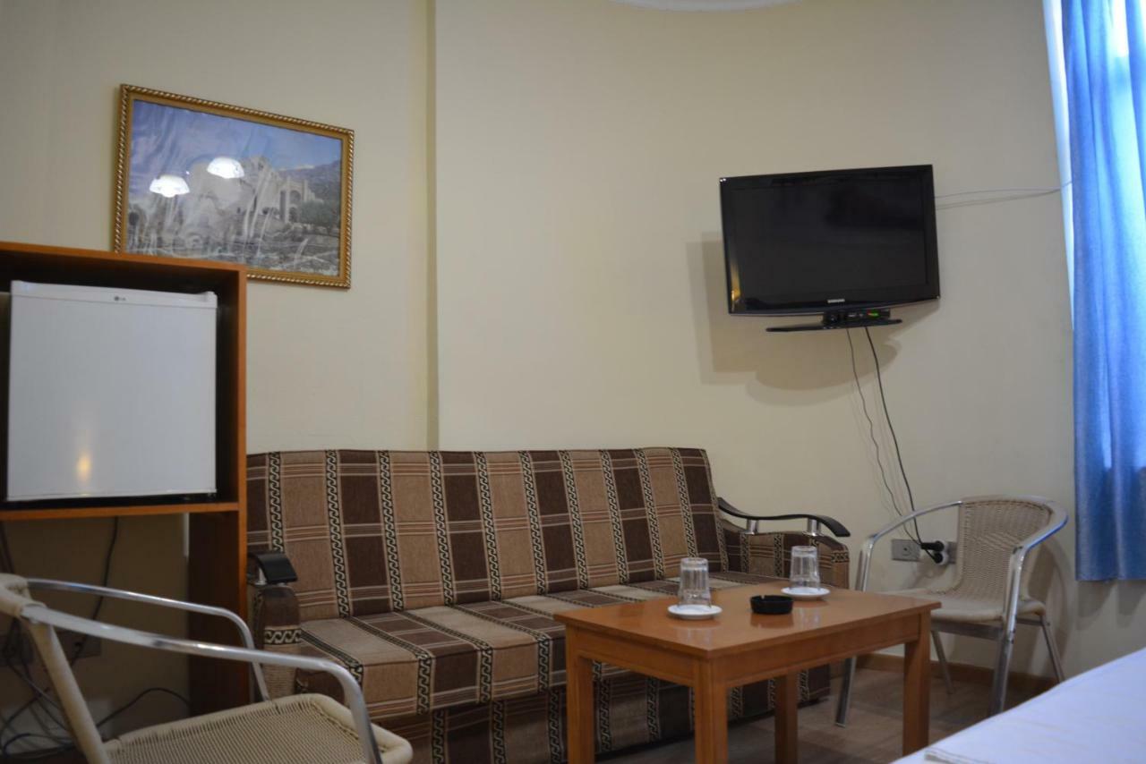 Hotel Republika Tirana Extérieur photo